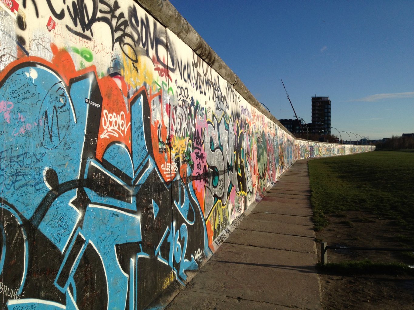 Von hinten: Auf der Rückseite haben sich Graffti-Künstler – und solche, die es gern wären – verewigt.