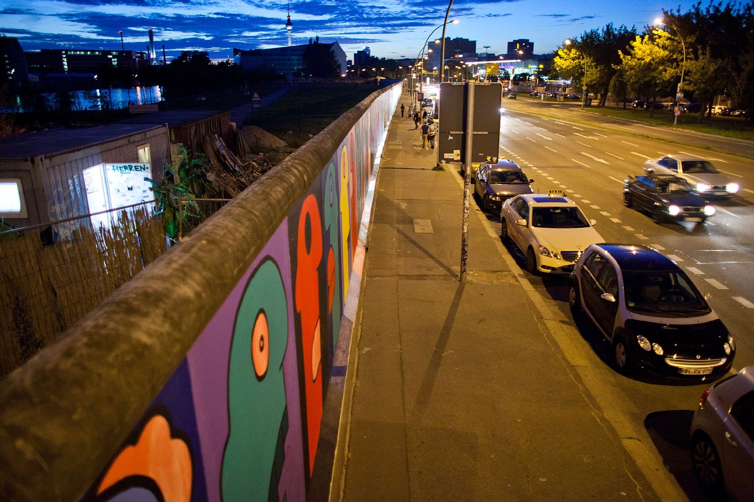 Auch schön und ein bisschen ruhiger: Die East Side Gallery im Dunkeln.