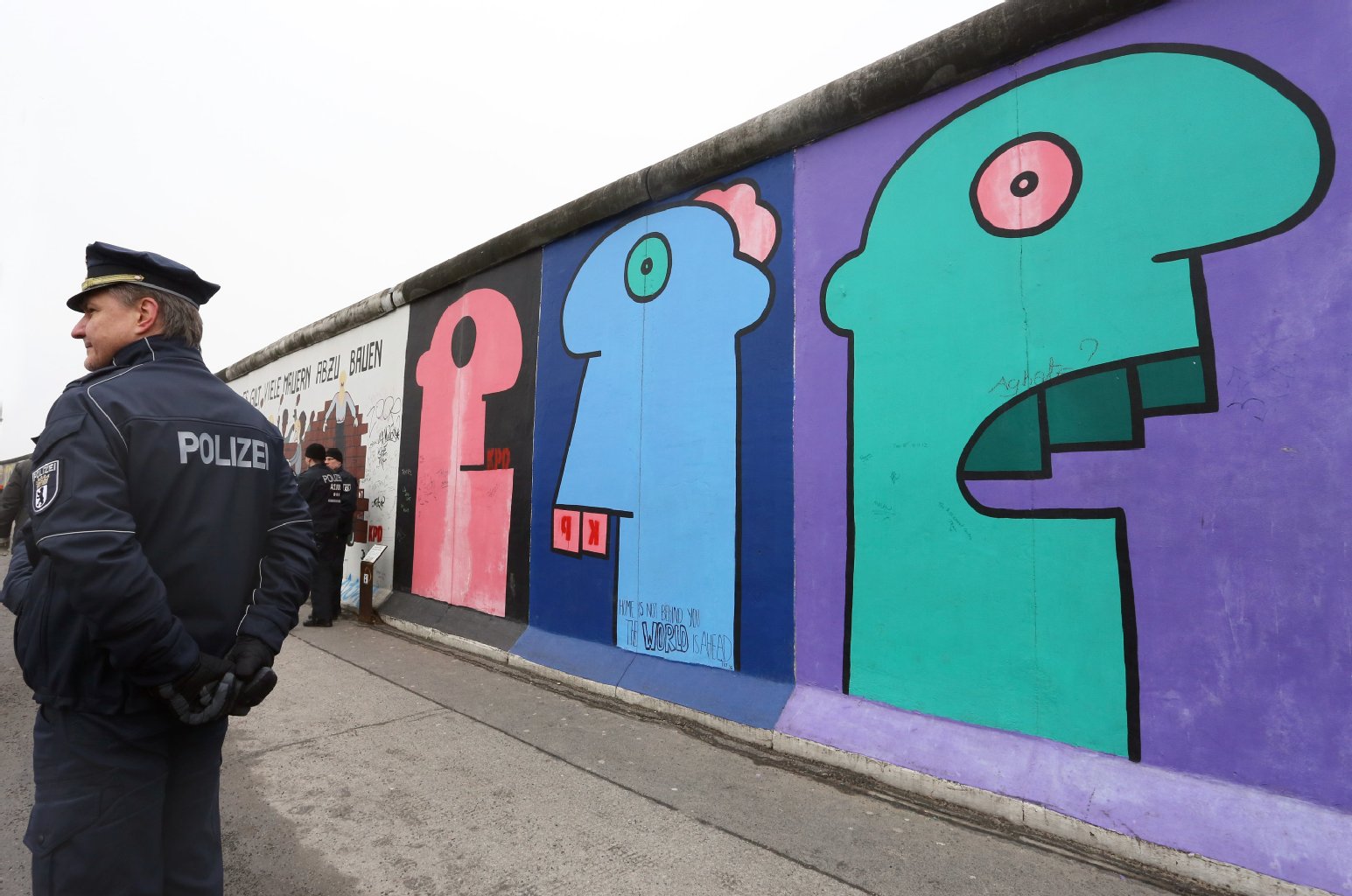 Die Teilnehmer informierten über geplante Aktionen gegen den Abriss von Teilen der East Side Gallery und den Neubau von Luxuswohnungen.
