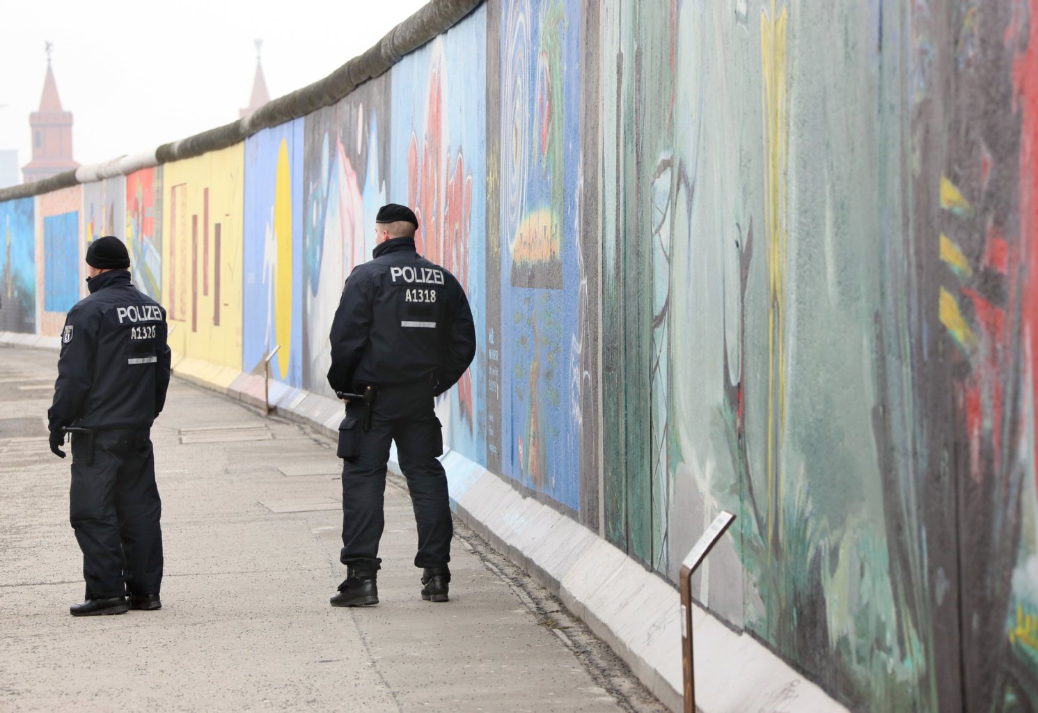 Protest am 26. Februar 2013: Die Polizei sicherte Teile der East Side Gallery während einer Pressekonferenz von Mitgliedern der Gruppe "Mediaspree versenken !" und verschiedener Berliner Clubs.