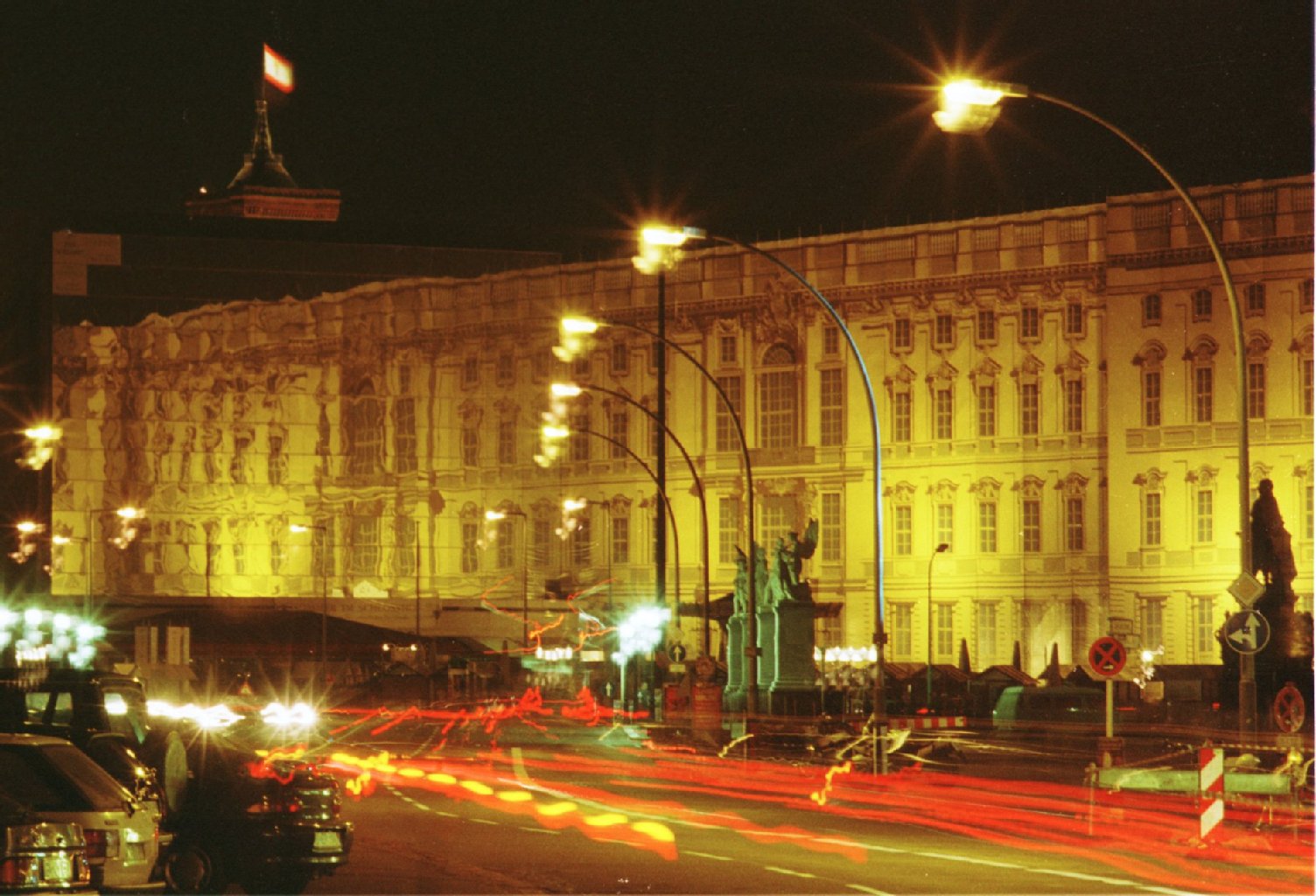 Schloss-Simulation auf dem Schlossplatz: Von Juni 1993 bis September 1994 schuf dieser originalgroße Schlossvorhang vor der Frontseite des Palastes der Republik die Illusion des wiederaufgebauten Schlosses.
