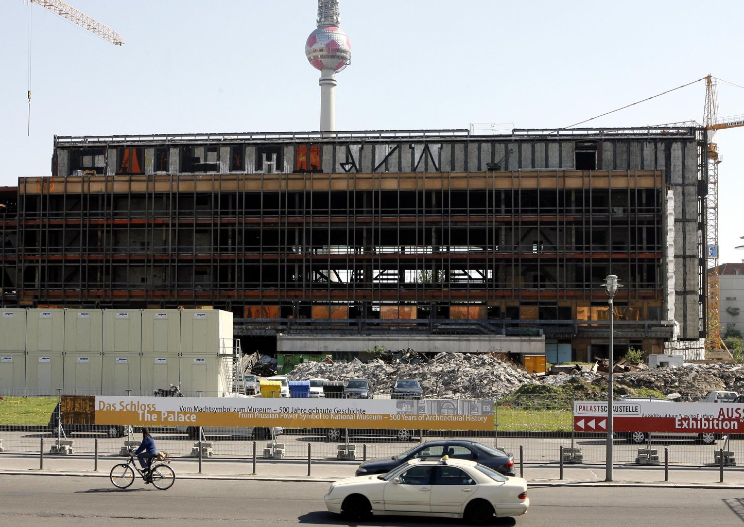 Blick auf die Ruine des Palastes der Republik am Mittwoch (10.05.2006) in Berlin. Die endgültige Entscheidung zum Abriss des Gebäudes, in dem bis zur politischen Wende auch die DDR-Volkskammer ihren Sitz hatte, fiel im Bundestag zu Jahresbeginn 2006. Zuvor war das völlig entkernte Bauwerk noch für verschiedene kulturelle Projekte und touristische Führungen genutzt worden.