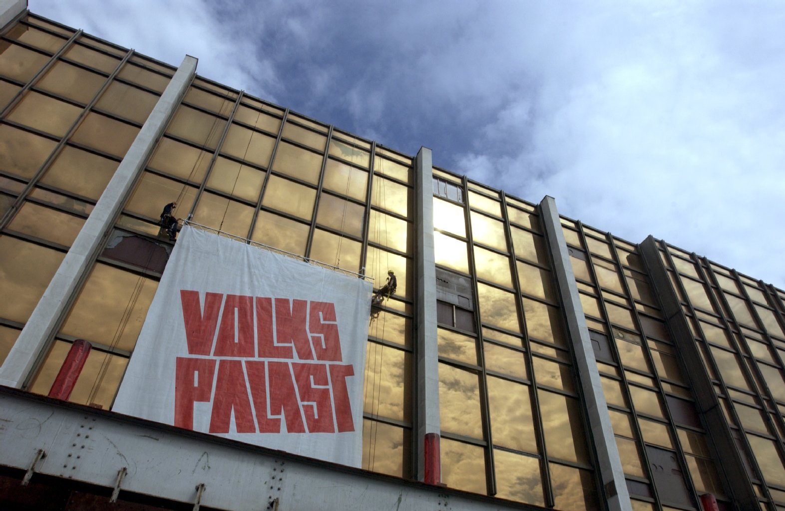 Wie zum Beispiel für die Veranstaltungsreihe "Volkspalast". Das Gebäude wurde damit ein aktiver öffentlicher Ort der freien Kunstproduktion, ein spekulativer Denkort. Zahlreiche spezifisch für diesen Rohbau entwickelte Kunst- und Kulturprojekte dienten der "Erkundung des Neuen". Das Experiment "Volkspalast" macht aus dem Rohen und Unfertigen einen Vorschlag zur Belebung des hauptstädtischen Zentrums. In Anlehnung an "Erichs Lampenladen" bekam jeder Gast, der eine Stehlampe mitbrachte, freien Eintritt.