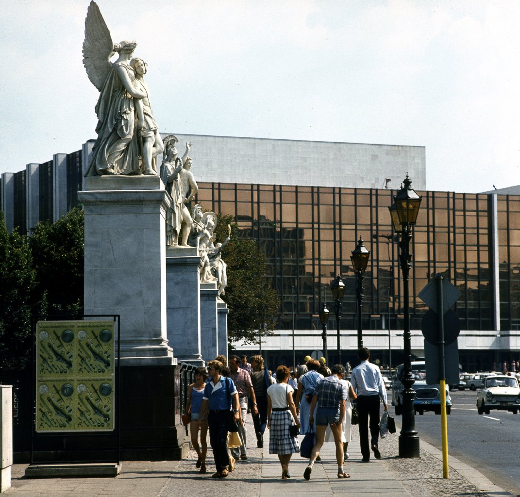Auf dem Gelände des ehemaligen Schloss wurde von 1973 bis 1976 der Palast der Republik errichtet. Er war Sitz der Volkskammer, des Parlamentes der DDR, und beherbergte eine große Zahl von Veranstaltungsräumen eines öffentlichen Kulturhauses. In dieser Doppelnutzung sollte er als ein Symbol des Arbeiter- und Bauernstaates gelten.