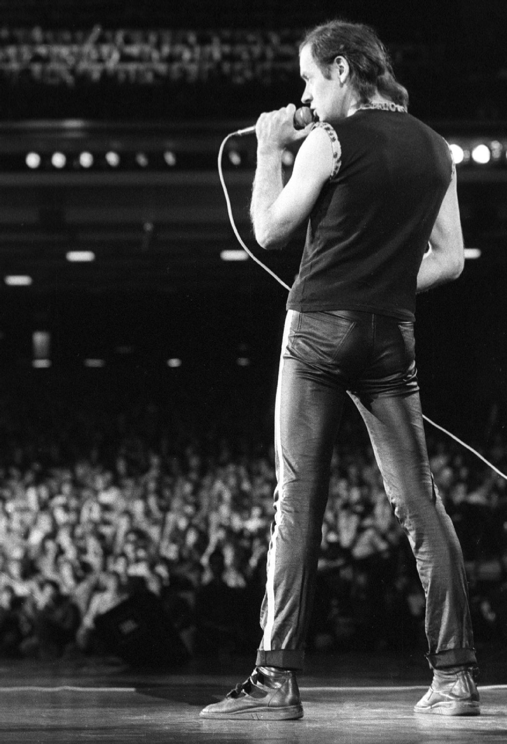 Der deutsche Rockmusiker Udo Lindenberg und sein Panikorchester beim Auftritt in der Veranstaltung "Für den Frieden der Welt" am 25.10.1983 im Palast der Republik: Vier Lieder durfte Lindenberg, der acht Jahre um eine Auftrittsgenehmigung in der DDR gekämpft hatte, bei dem von der FDJ organisierten Konzert singen. "Gitarren statt Knarren": Kein Künstler hat sich so für die deutsche Wiedervereinigung eingesetzt wie Udo Lindenberg.