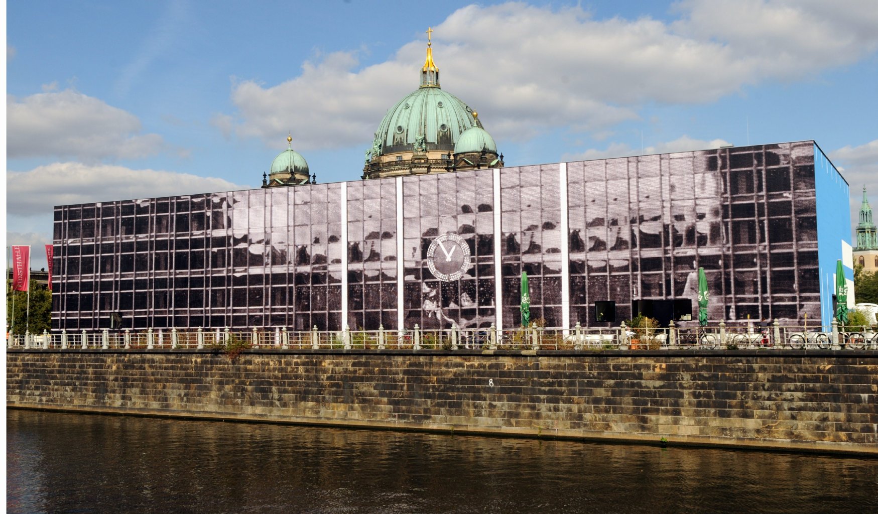 Eine Miniversion des abgerissenen Palastes der Republik auf dem Schlossplatz, aufgenommen an 17.09.2009.