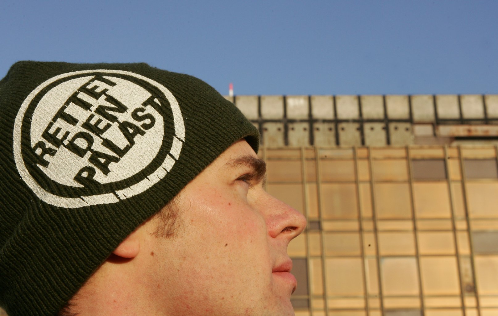 Der Abriss des Gebäudes erntete aber auch einigen Widerspruch. So wurde im Januar 2006 für den Erhalt des Palastes der Republik auf dem Schlossplatz in Mitte demonstriert.