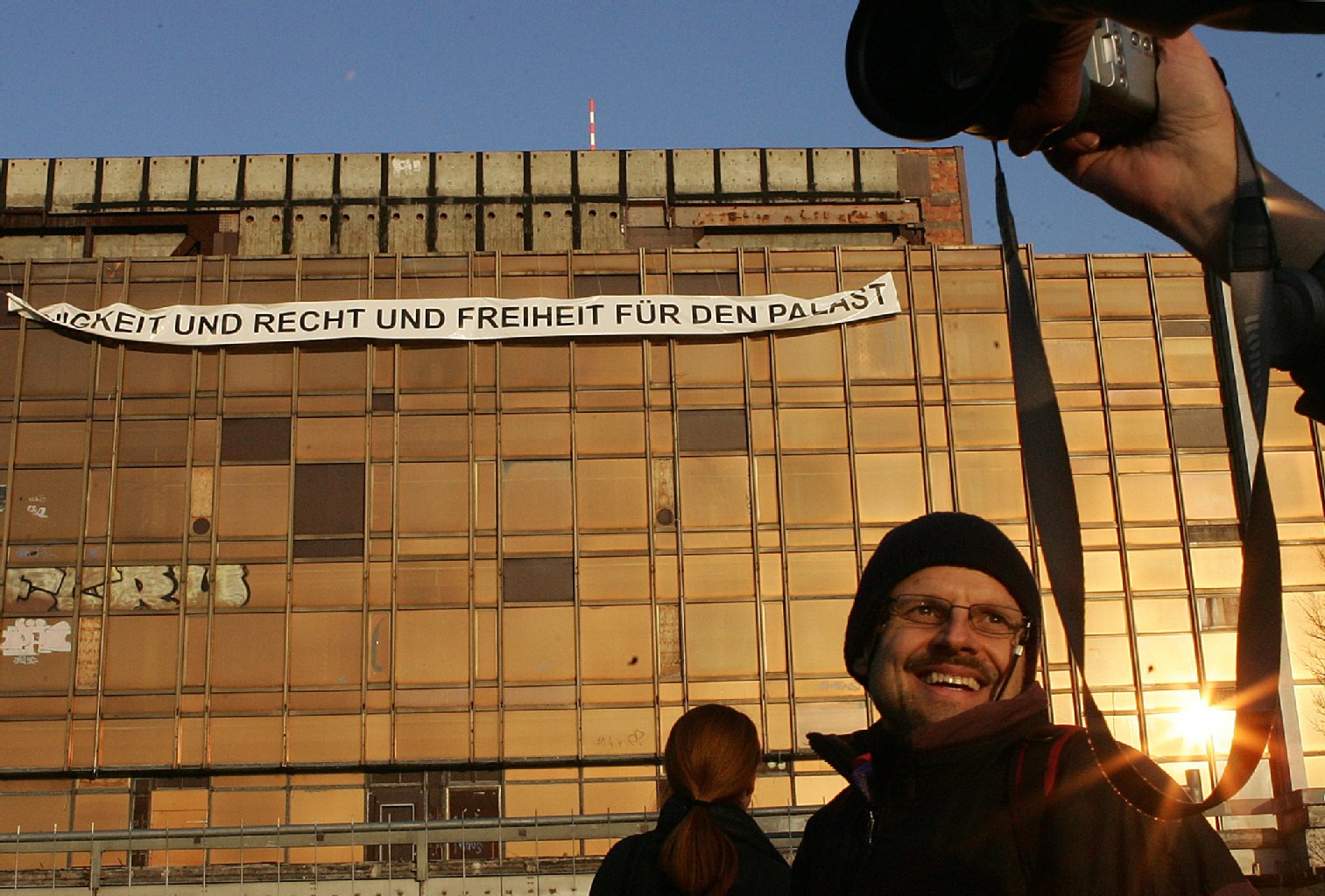 Während der Veranstaltung gab es eine Aktion von Greenpeace, die ein Transparent an der Fassade des Palastes entfalteten.