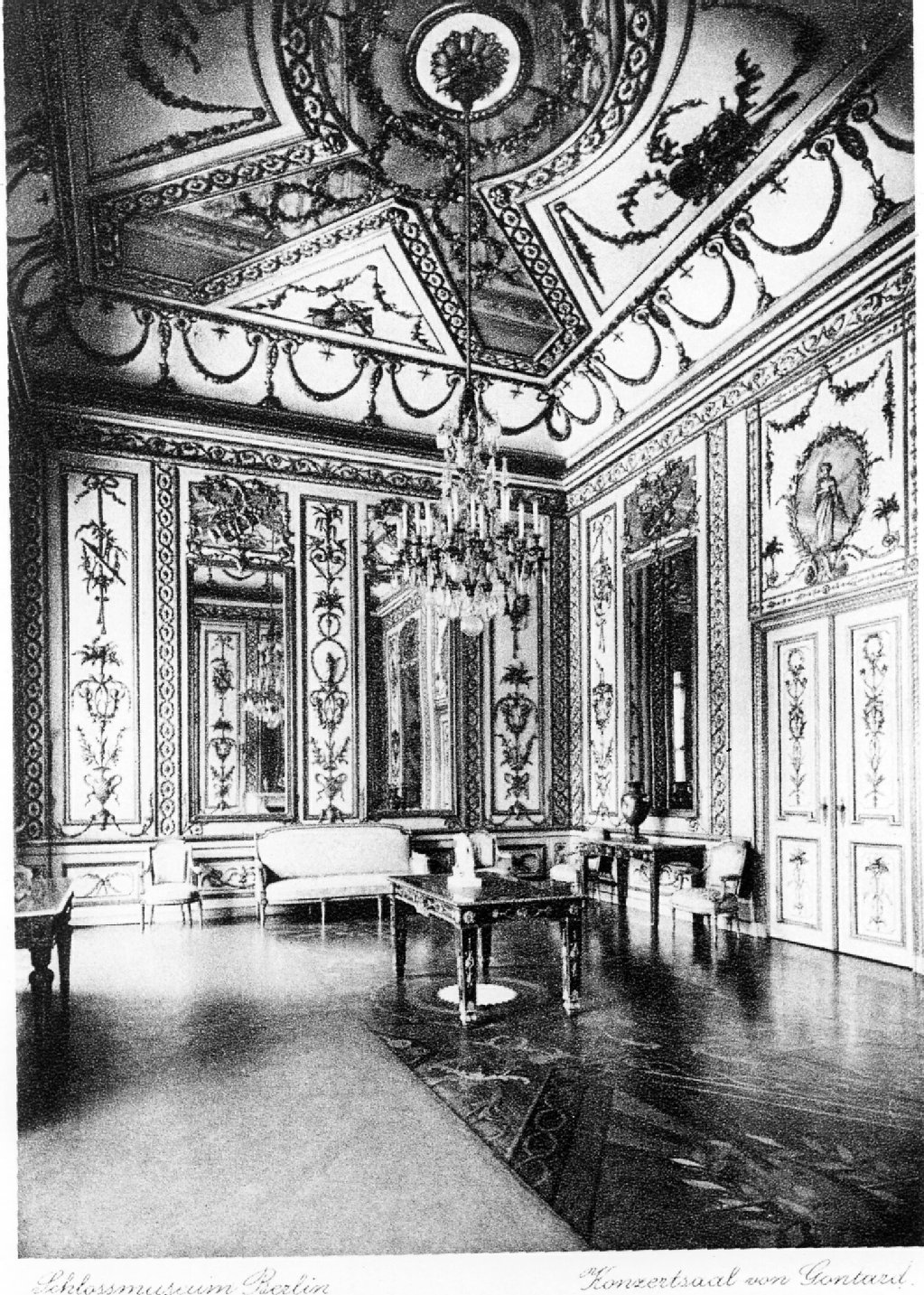 Auch wenn das Berliner Schloss unvollendet im Sinne der Planungen Schlüters und Eosanders blieb, wo es als Teil einer zu errichtenden größeren städtebaulichen Anlage gedacht war, so stellte es doch mit den umliegenden Gebäuden in der Mitte Berlins ein repräsentatives städtebauliches Ensemble dar. Hier im Bild: der Konzertsaal von Gontard