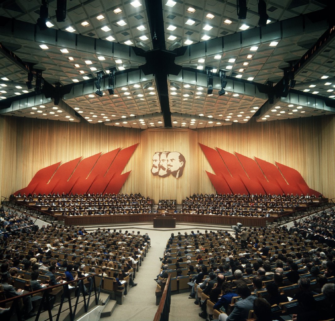 Blick in den Tagungssaal im Palast der Republik während des XI. Parteitags der Sozialistischen Einheitspartei Deutschlands (SED) am 19. April 1986 in Ost-Berlin (DDR).
