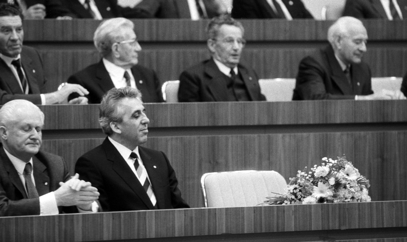 Der Generalsekretär des ZK der SED, Egon Krenz (vorn, r), am 24.10.1989 in der DDR-Volkskammer. An diesem Tag wurde er als neuer Vorsitzender des Staatsrates und des Nationalen Verteidigungsrates der DDR gewählt.