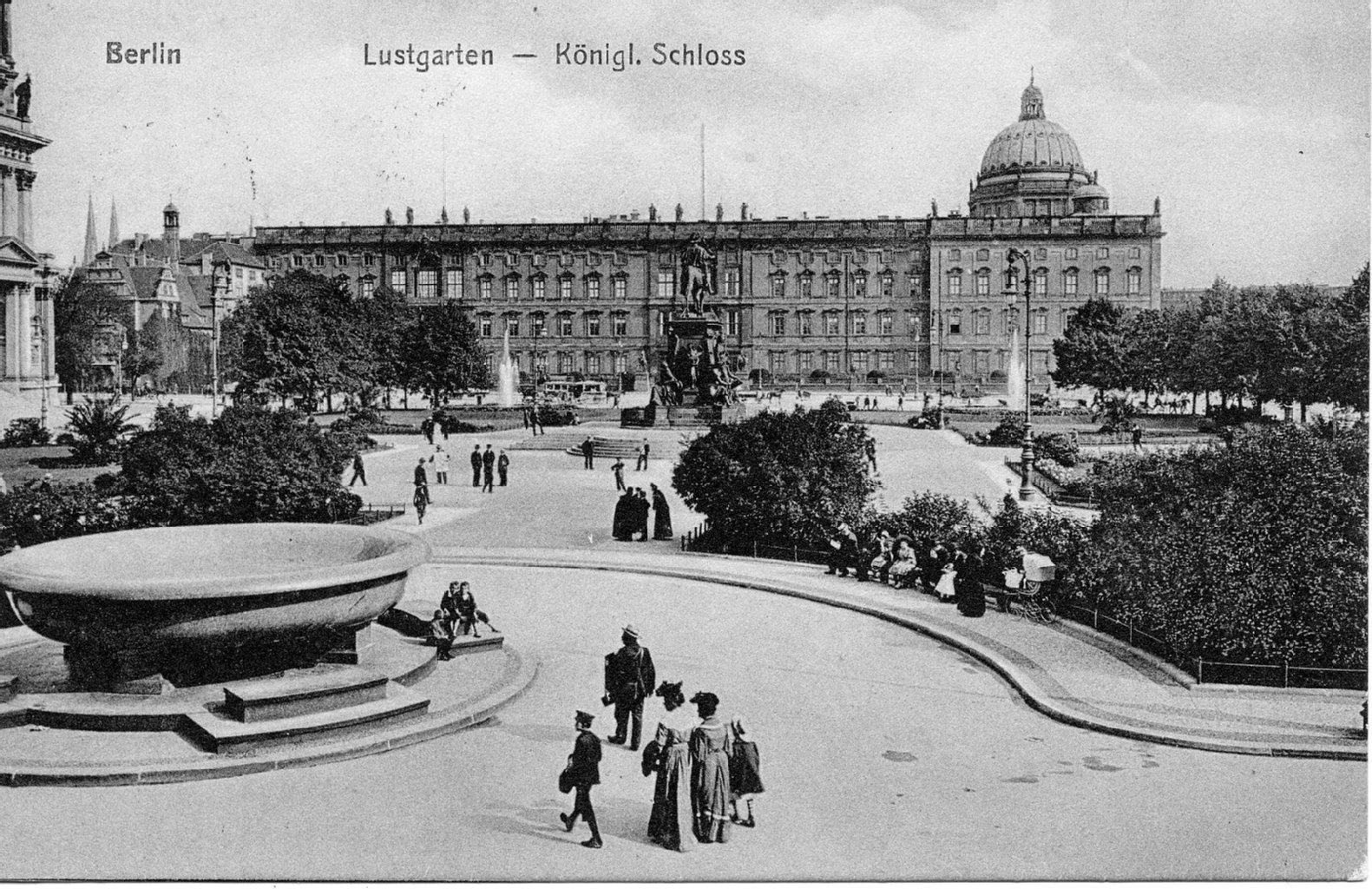 Das Gebäude erstreckte sich mit 200 Meter Länge, 120 Meter Breite und einer 70 Meter hohen Kuppel über das gesamte Gelände.