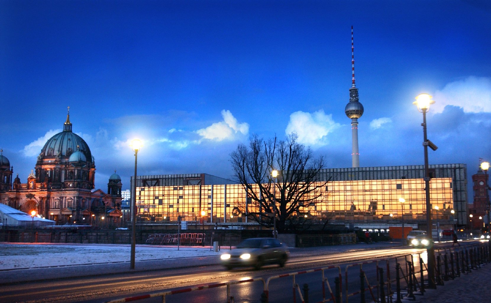 Der leerstehende Palast der Republik am Abend des 09. Februars 2004 bei frostigem Berliner Winterwetter.