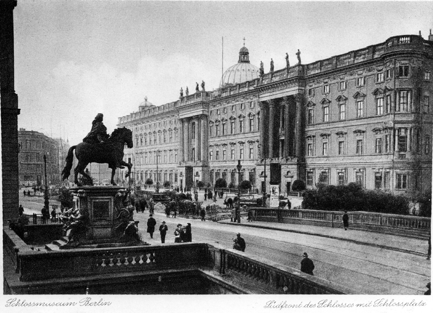 Das Berliner Schloss, seit einiger Zeit auch Berliner Stadtschloss genannt, war die Hauptresidenz (Winterresidenz) der Markgrafen und Kurfürsten von Brandenburg. Später residierten hier die preußischen Könige und die deutschen Kaiser. Es stand auf der Spreeinsel in Berlin-Mitte. Begründet wurde der Bau des Schlosses 1443 vom Kurfürsten Friedrich II.