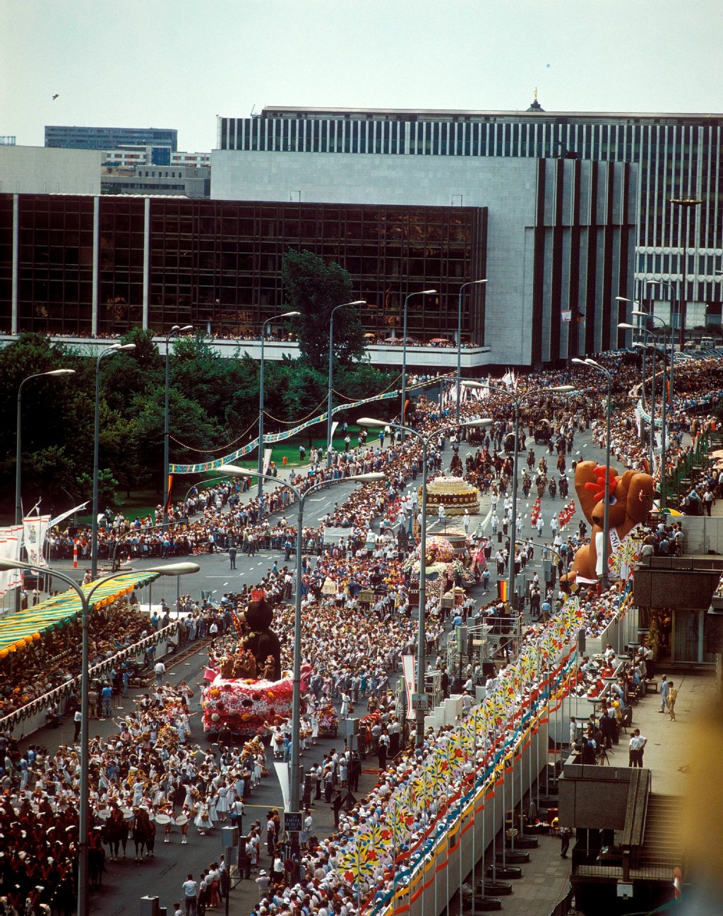 Festumzug anlässlich 750 Jahre Berlin am Palast der Republik, aufgenommen am 05.07.1987.