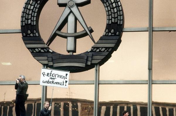 Plakate und Transparente mit Losungen, Forderungen oder frechen Sprüchen (hier eine Anspielung auf den neuen SED-Chef Egon Krenz): Friedlich demonstrieren am 04. November 1989 bis zu 500.000 Menschen in Ost-Berlin bei der größten Protestdemonstration in der Geschichte der DDR, wie hier vor dem Palast der Republik. Unterschiedlichste Gruppen leiteten damit eine weitere Etappe in der Wende der DDR eingeleitet - fünf Tage später wurde die Grenze zum Westen geöffnet.