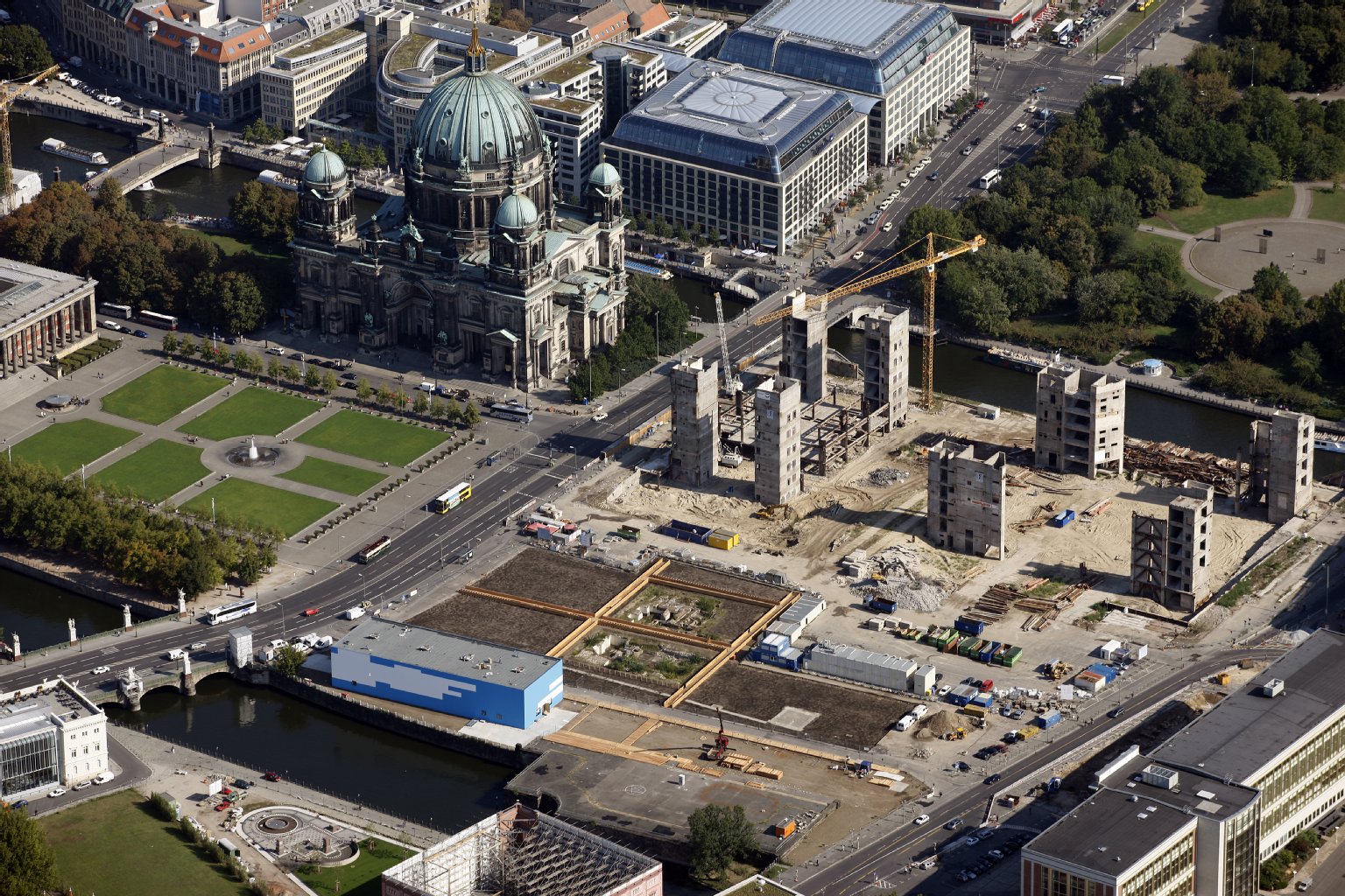 Nach dem Abriss erinnern zunächst lediglich noch einige Pfeiler an den Palast der Republik (Foto vom 08.09.2008).