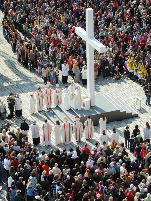 Der Eröffnungsgottesdienst des Katholikentags im Ehrenhof des Schlosses in Mannheim.