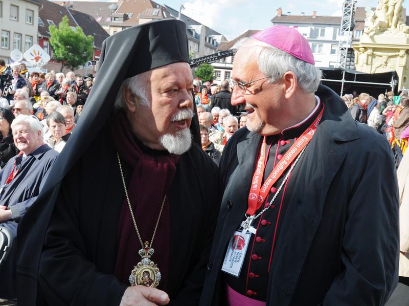 Der griechisch-orthodoxe Erzbischof Augoustinos Labardakis (l) und der Bischof der Diözese Rottenburg-Stuttgart Gebhard Fürst am Rande der Eröffnungsfeier des Katholikentags.
