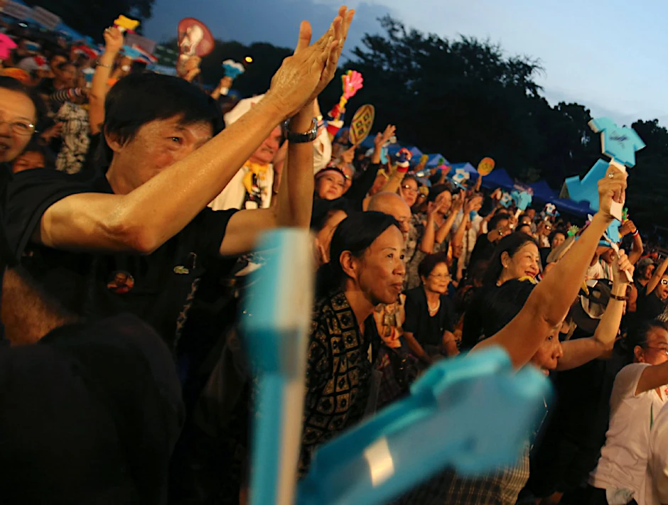 Am Abend des 31. Oktober demonstrierten in Bangkok noch einmal tausende Menschen gegen das umstrittene Amnestiegesetz.