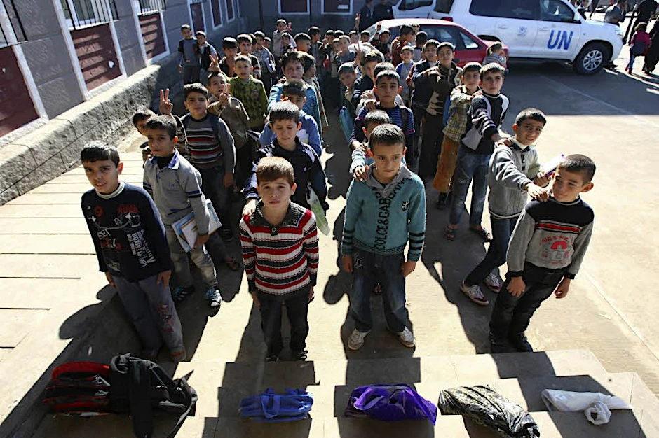 Syrische Flüchtlingskinder vor der Schule im Camp nahe der Stadt Kilis. Viele haben große Schwierigkeiten, sich während des Unterrichts zu konzentrieren.