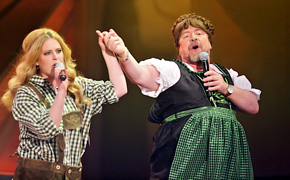 Armin Rohde und Diana Amft nach einer verlorenen Wette in vertauschten Kleidern.