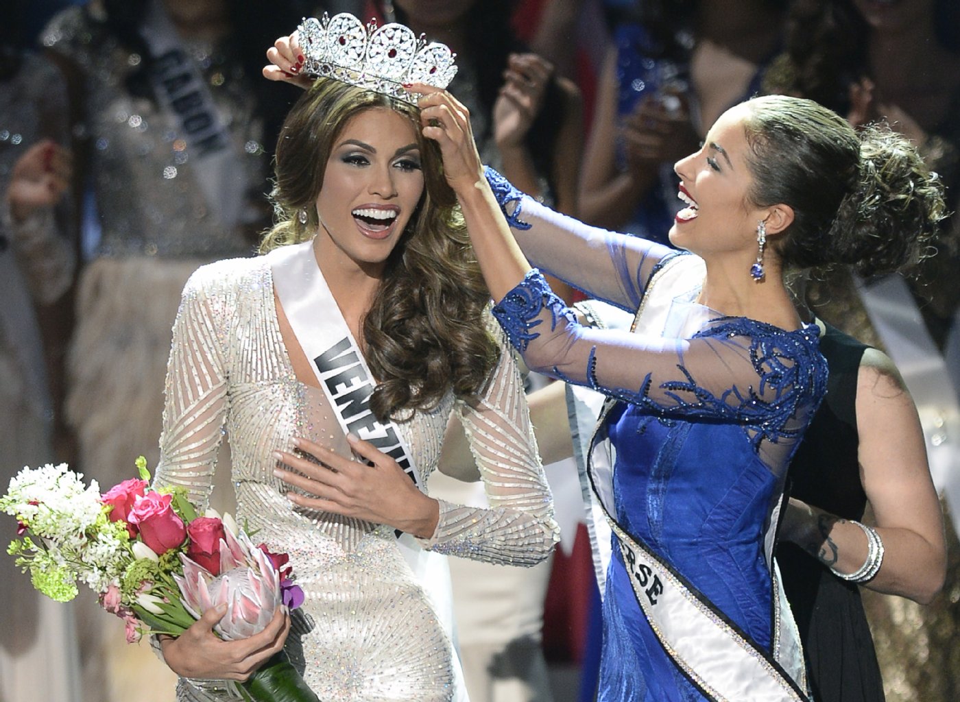 Miss Venezuela Gabriela Isler (l.) erhält während der Zeremonie in Moskau die Krone der Miss Universe 2013.