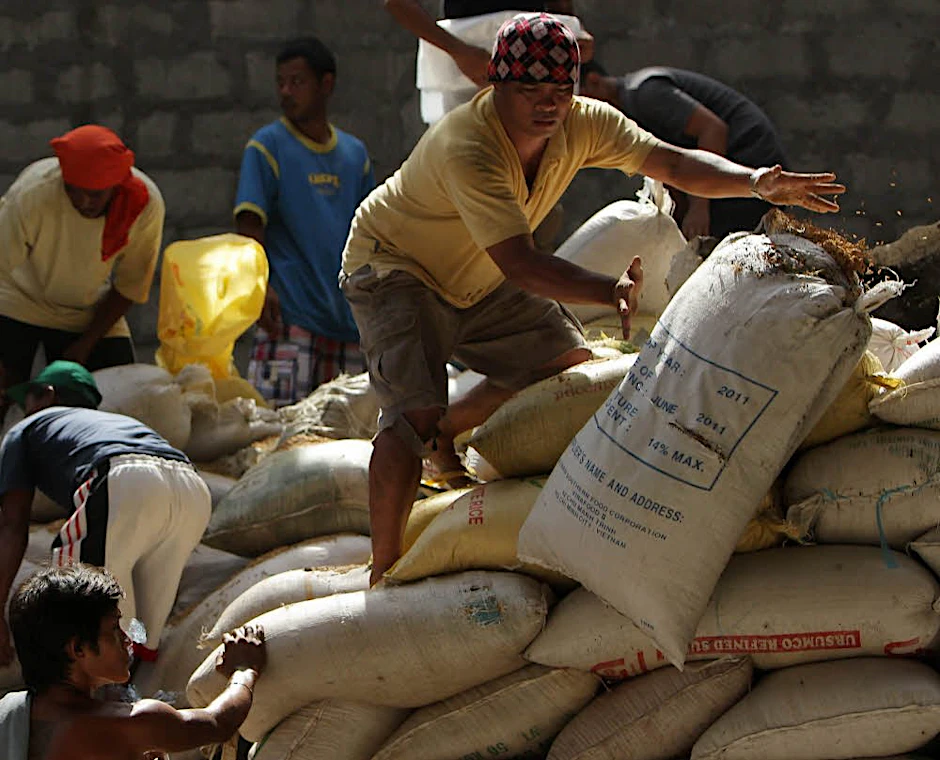 In Tacloban werden Säcke mit Reis ins Trockene gebracht.