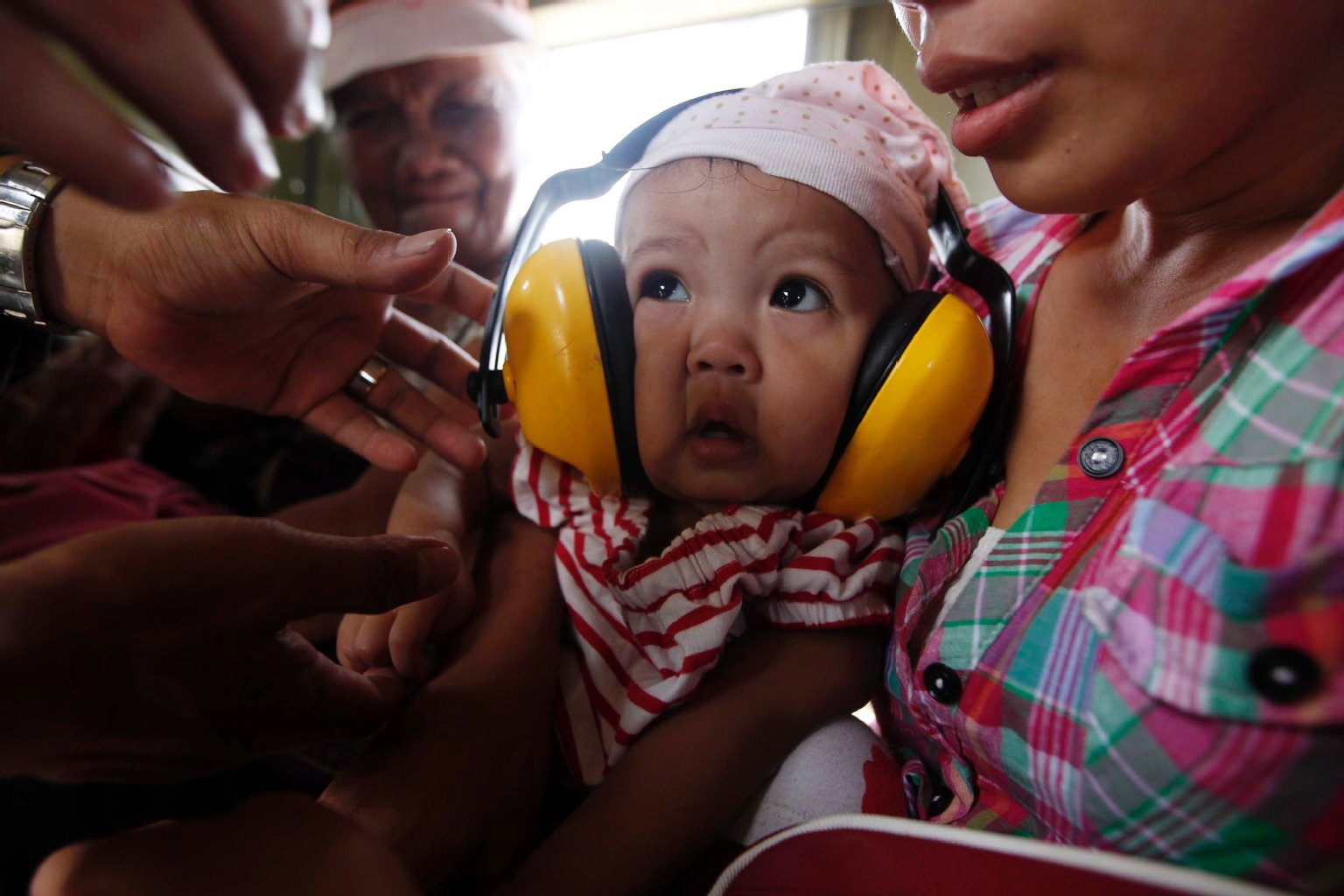 Ein Militärhubschrauber bringt eine Mutter und ihr krankes Baby aus der zerstörten Stadt Guiuan in Sicherheit.