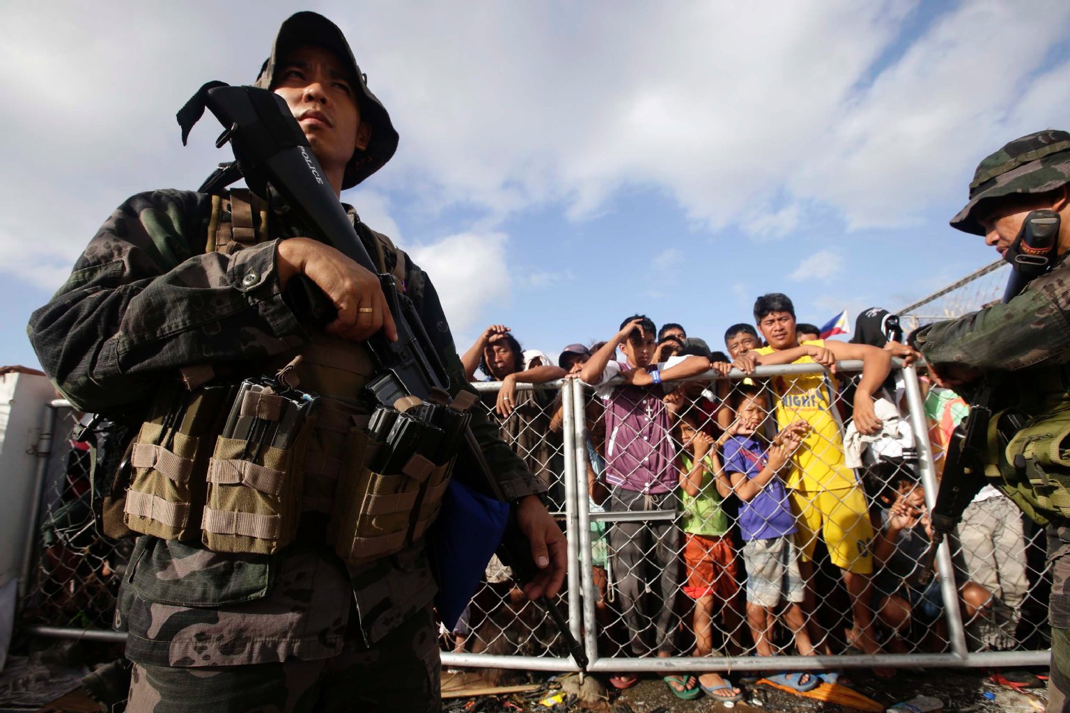 ... Die Ankunft wird von philippinischen Soldaten überwacht.