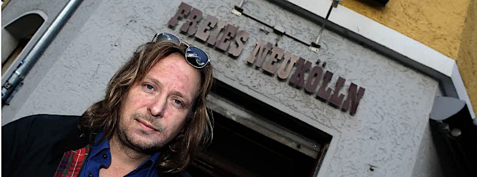 „Ich fände es gut, wenn sich die Nachbarschaft den Laden einfach nimmt“ – Matthias Merkle vor seiner Kneipe.