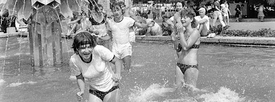 In der DDR geboren und ins vereinte Deutschland hineingewachsen, hier ein Archivbild vom Turn- und Sportfest in Leipzig (1983).