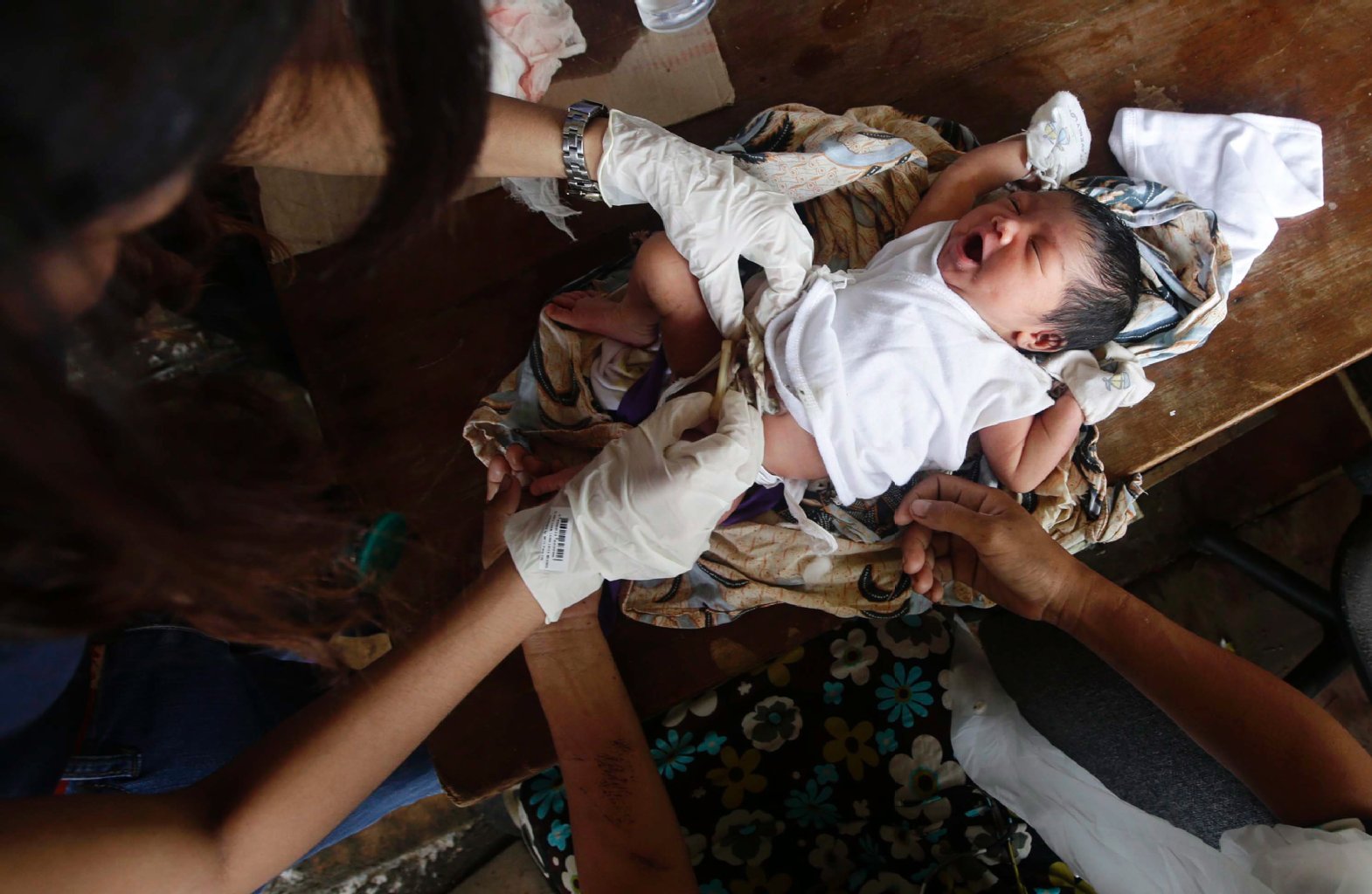 Benannt nach dem Sturm: Die kleine Yolanda Estona kam vor vier Tagen zur Welt. In einer notdürftig eingerichteten Klinik wird sie medizinisch versorgt.