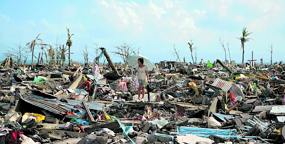 In eine Müllhalde hat der Taifun Teile der Stadt Tacloban verwandelt. Zwischen zerstörten Häusern suchen Überlebende nach etwas Brauchbarem.
