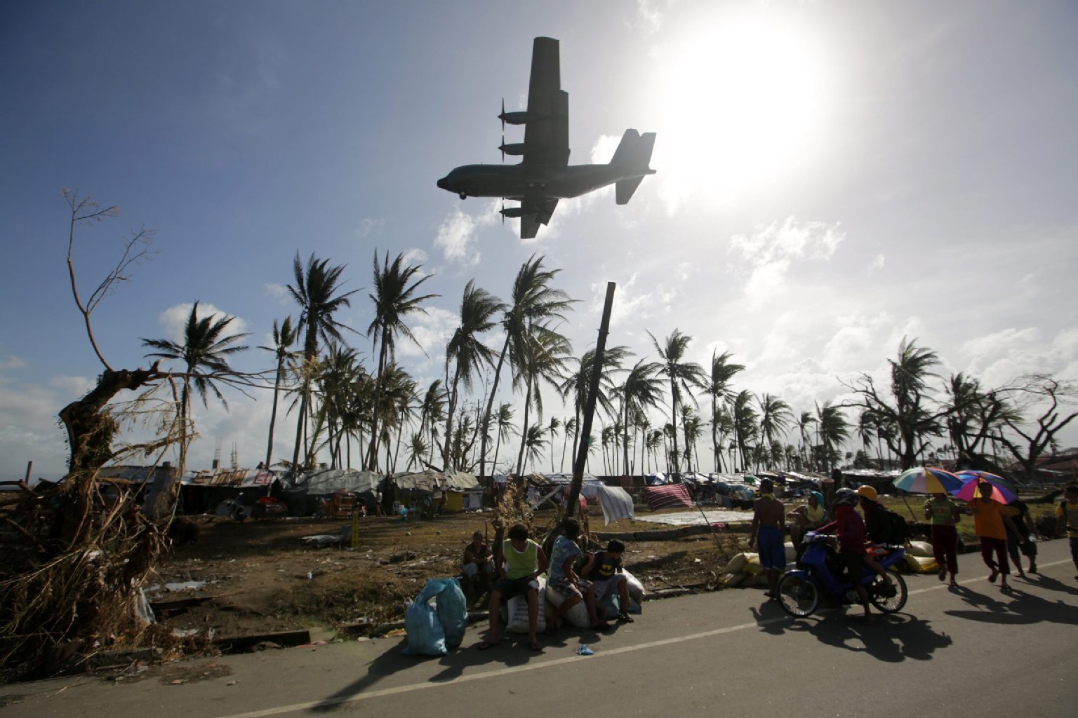 Militärflugzeuge bringen Hilfsgüter nach Tacloban.