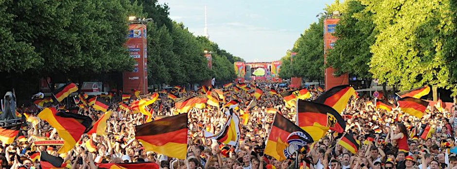Fan-Spektakel auf der Straße des 17. Juni. Diese Bilder sollen auch 2014 um die Welt gehen. Doch der Senat bekennt sich noch nicht zum Ausbau der Fanmeile.