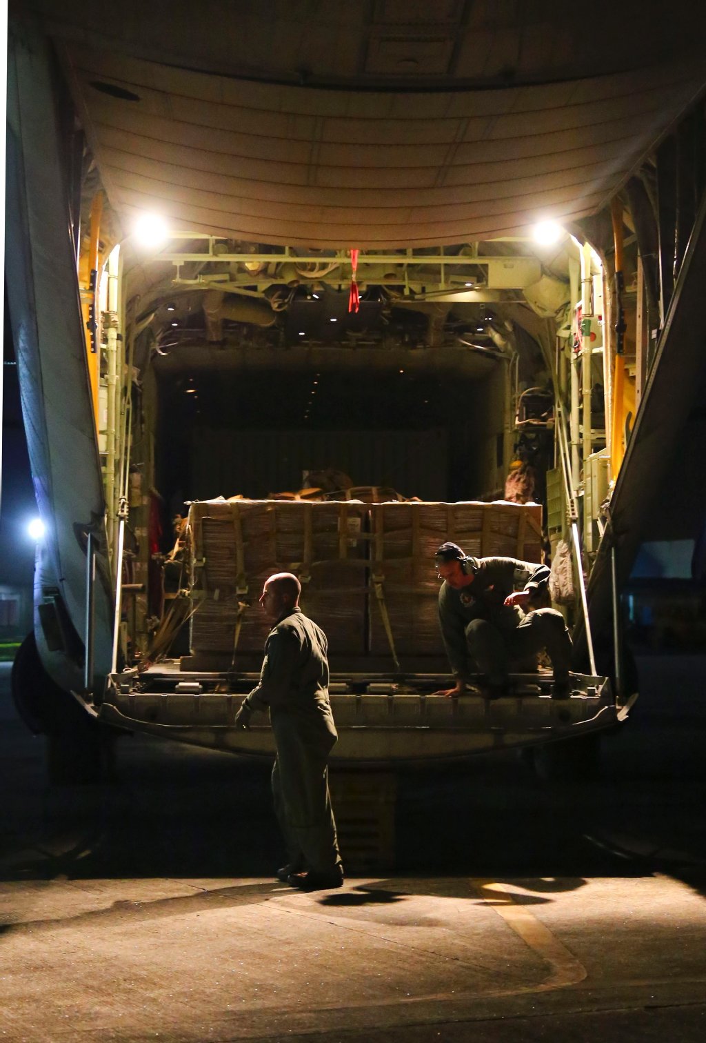 US Marines laden Paletten mit Lebensmitteln aus einem Frachtflugzeug auf einem Militärflughafen in Manila.
