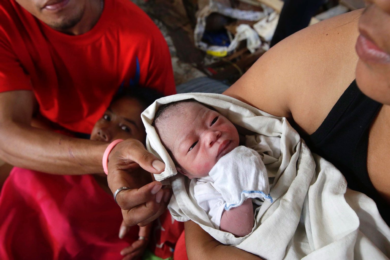 Geboren in Trümmern: Bea Joy in den Armen ihrer Tante, ihre Mutter, 21 Jahre alt, brachte sie am 11. November in einem zerstörten Gebäude in Tacloban zur Welt.