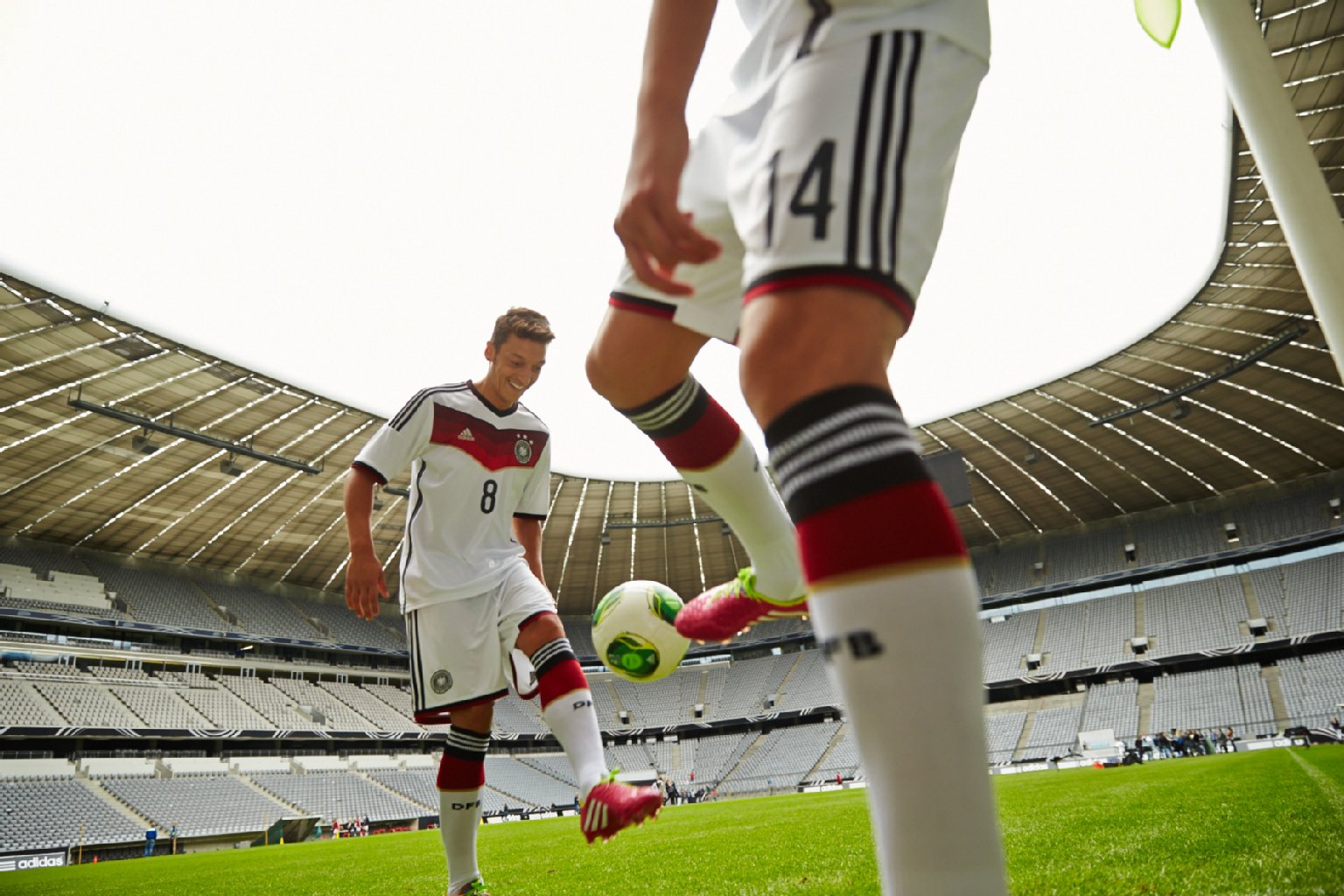 Passt! Mesut Özil hat sich schon passende rote Schuhe besorgt.
