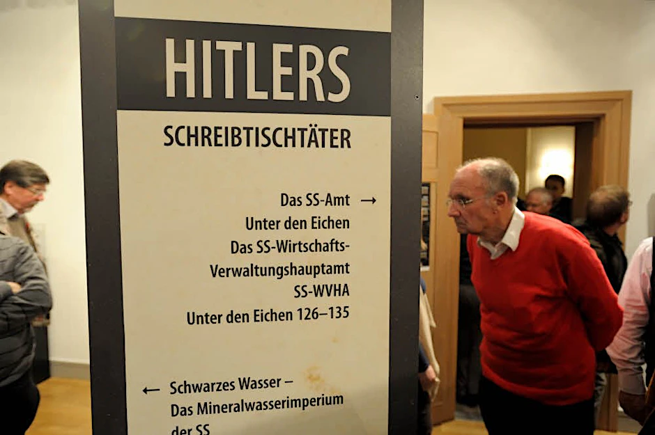 Ein Besucher in der Galerie Schwartzsche Villa.