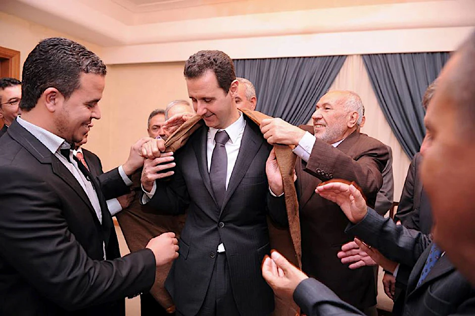 Ein auf Facebook hochgeladenes Foto zeigt Assad, der ein Geschenk entgegen nimmt.