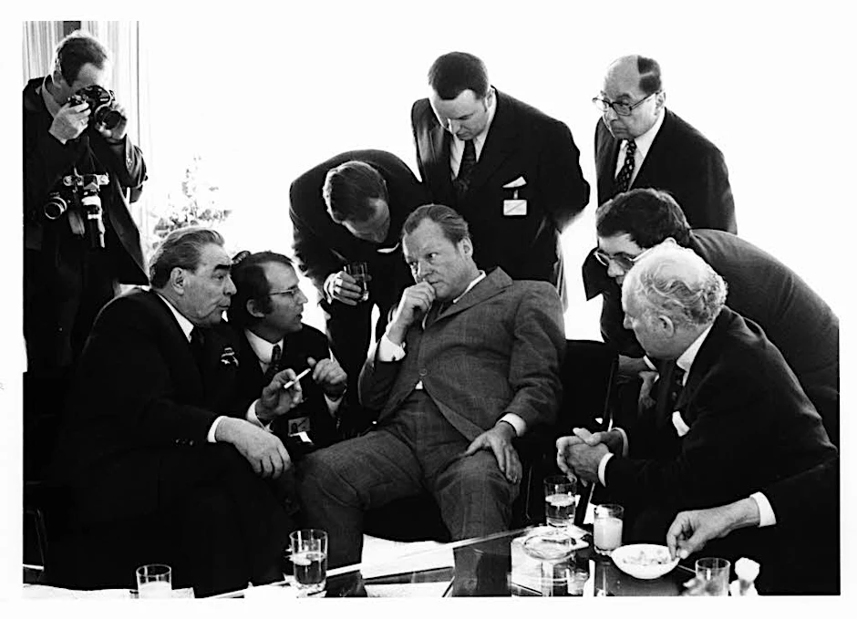 Bonn, 1973, Bundeskanzleramt: Leonid Breschnew im Gespräch mit Willy Brandt, rechts im Bild ist Walter Scheel.
