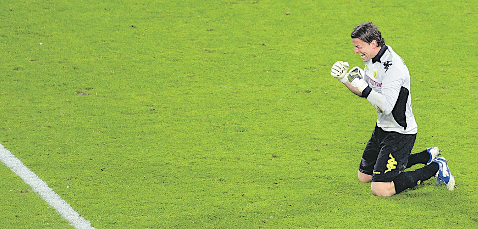 Die Gebete sind erhört worden: Roman Weidenfeller darf am Freitag gegen Italien auf der Nationalmannschaftsbank Platz nehmen.