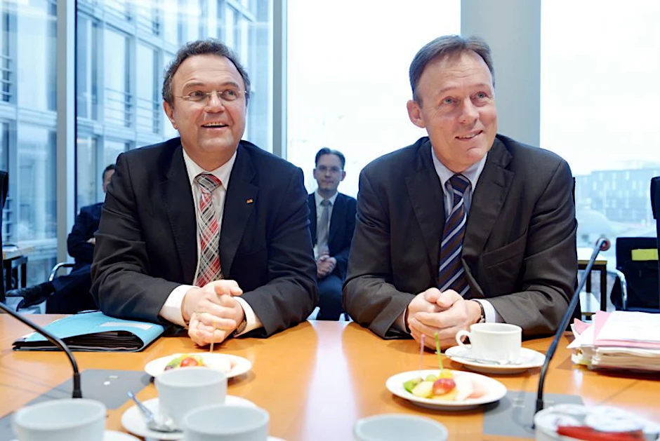 Thomas Oppermann (r) und der amtierende Bundesinnenminister Hans-Peter Friedrich (CSU) sind sich einig wenn es um Volksabstimmungen im Bund geht.