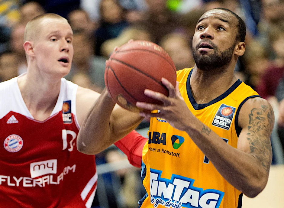 Reggie Redding von Alba Berlin und Robin Benzing vom FC Bayern im Zweikampf. Für Aufsehen sorgten in dem Bundeliga-Spiel die Fans.