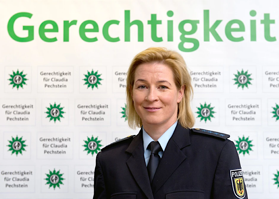 In Uniform: Ex-Olympiasiegerin Claudia Pechstein.