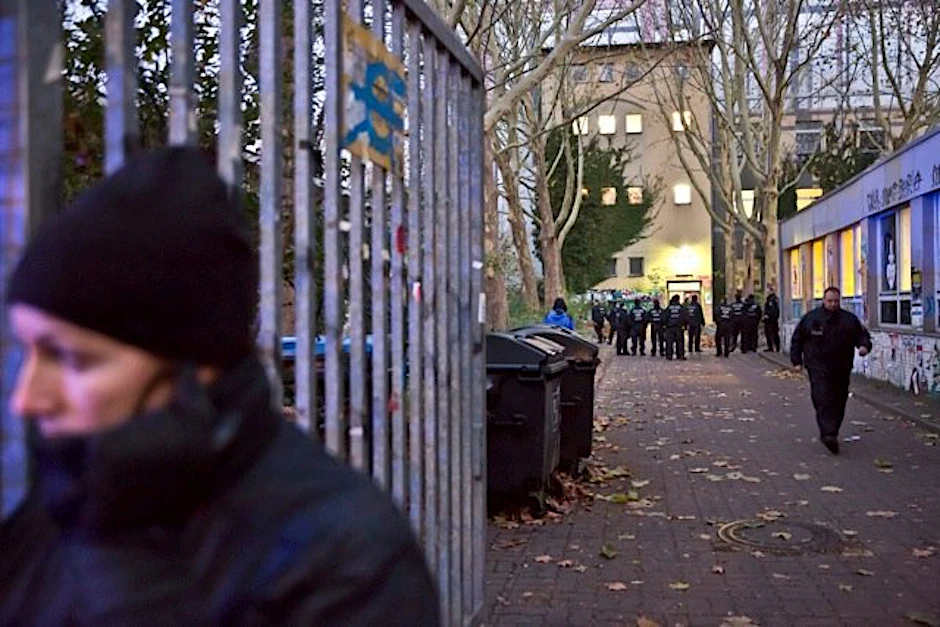 In den frühen Morgenstunden durchsuchten Polizisten noch immer die ehemalige Gerhart-Hauptmann-Schule in Kreuzberg.