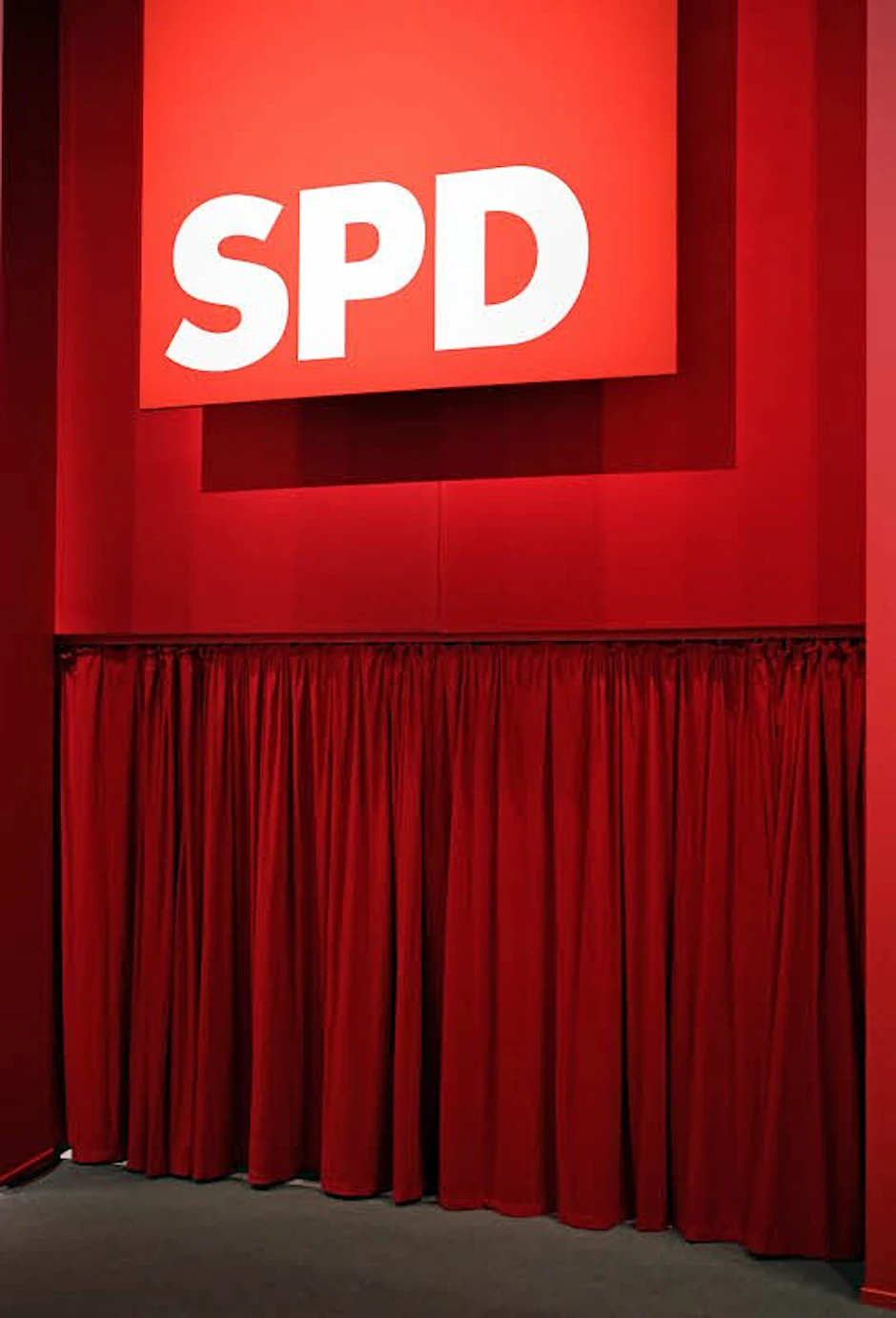 Perfekte Inszenierung: Selbst der Vorhang legt sich in rot-schwarze Falten.