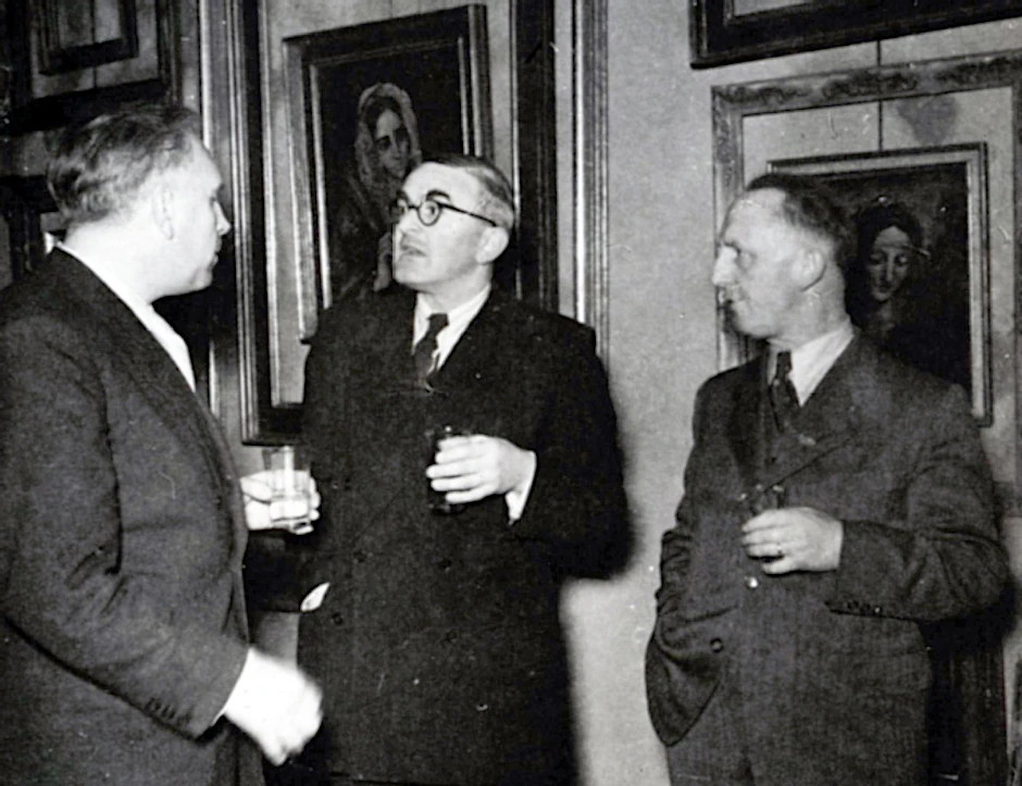 Hildebrand Gurlitt (Mitte) 1949 im Gespräch mit dem Düsseldorfer Oberbürgermeister (l.) und einem Mitarbeiter des Stadtarchivs.