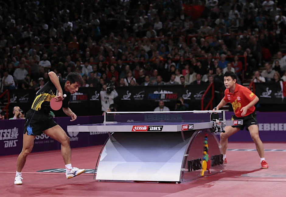 Virtuos: Zhang Jike (vorn) ist nicht nur ein Aufschlag-Künstler. Der 25 Jahre alte Chinese fasziniert die Tischtennis-Welt.